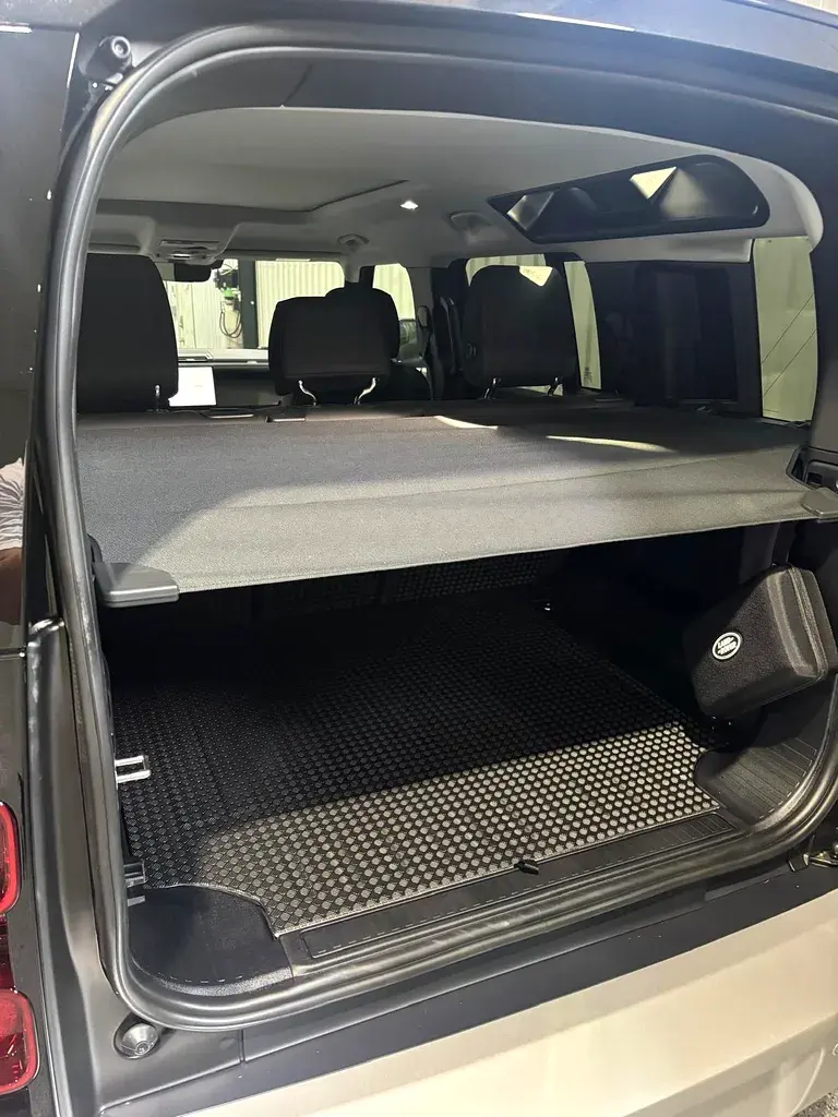 Land Rover Defender 2025