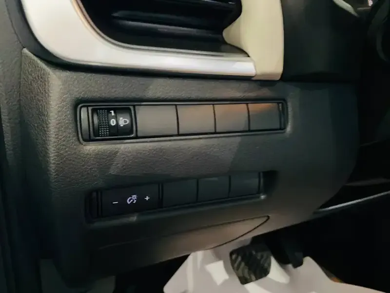 نيسان إكس-تريل 2025 5راكب دبل ستاندر