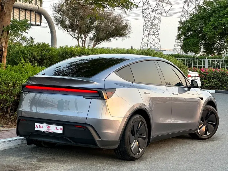 Tesla Model Y 2025