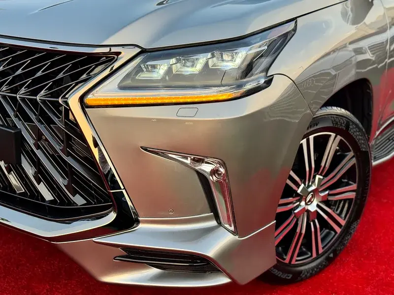 لكزس LX 570 Platinum S 2018 بحالة الوكالة التامة وسعر عرض ممتاز.