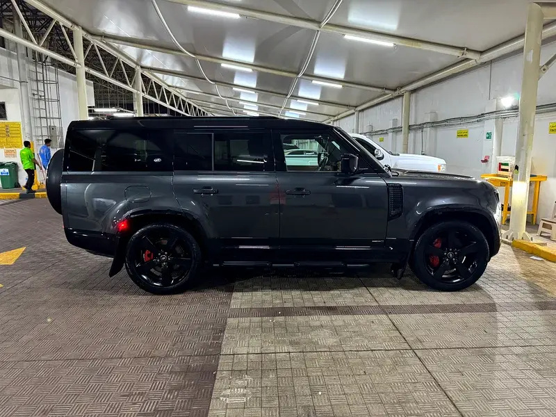 Land Rover Defender 2023