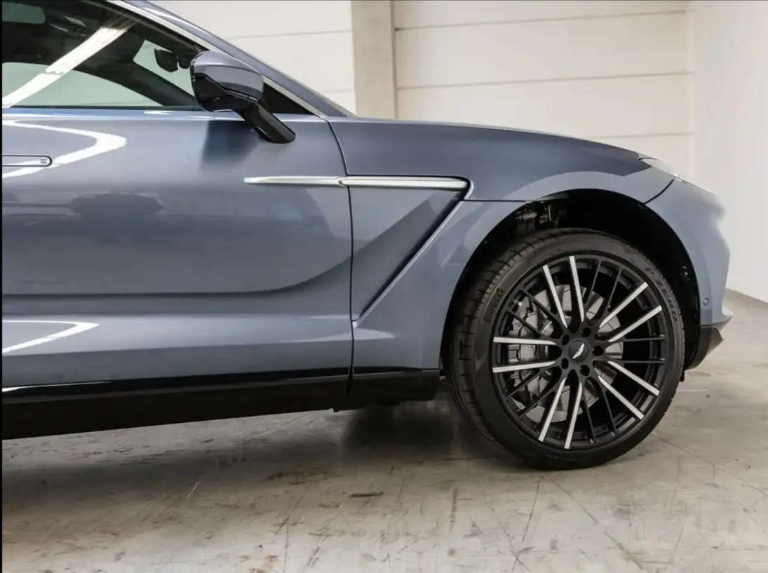 Aston Martin DBX 2024