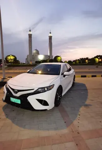 Toyota Camry 2.5L SE (204 HP) 2020