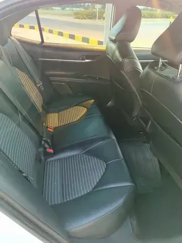 Toyota Camry 2.5L SE (204 HP) 2020