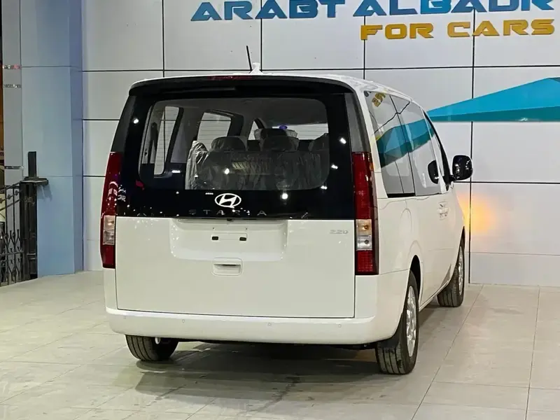 هيونداي ستاريا 2025 ديزل 9 راكب