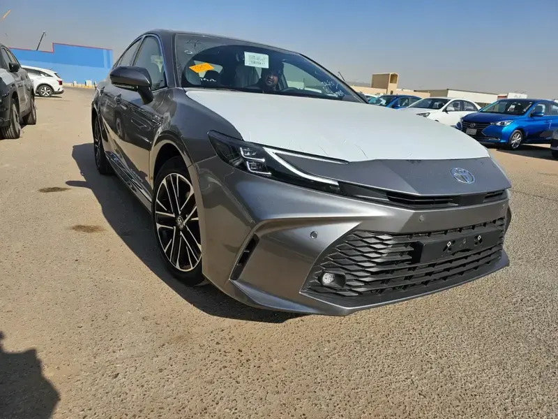 تويوتا كامري 2025 ال اي هايبرد