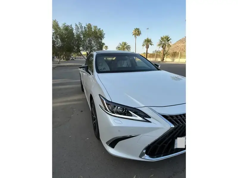 Lexus ES 2025