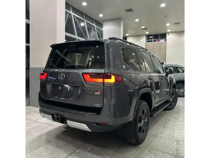 تويوتا لاندكروزر صالون GR-S هايبرد 2025