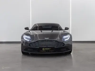 2017 استون مارتن دي بي 11