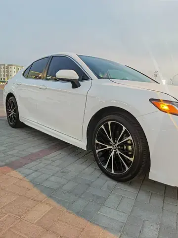 Toyota Camry 2.5L SE (204 HP) 2020