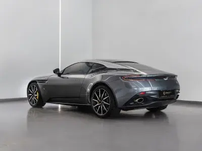 2017 استون مارتن دي بي 11