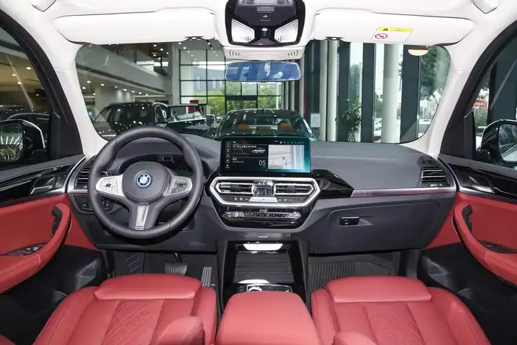 تخطيط المقصورة الداخلية لـ BMW iX3 2026 مع شاشة المعلومات والترفيه في عمان