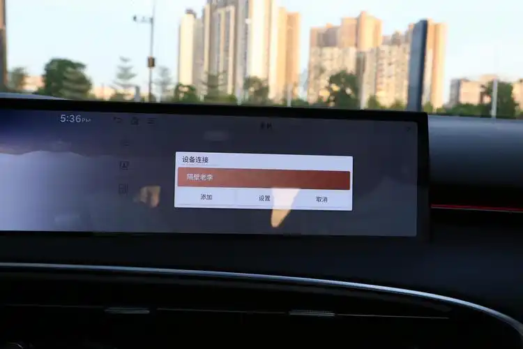 لوحة القيادة الداخلية وتصميم المقاعد لجينيسيس GV70 2026 في الإمارات