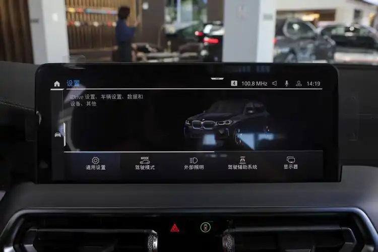 عرض لأداء القيادة على الطريق لـ BMW iX3 2026 لمشتري عمان