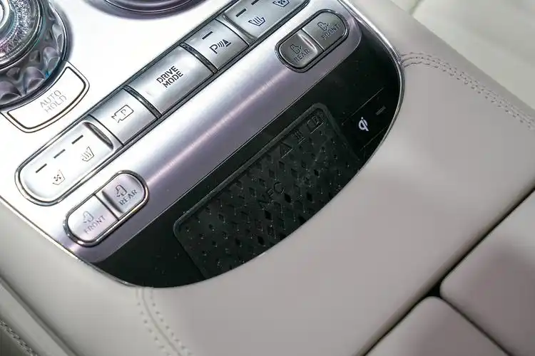 لوحة القيادة وتصميم المقاعد الداخلية لجينيسيس G90 2026 في الإمارات العربية المتحدة