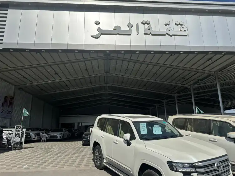 معرض قمة العز للسيارات