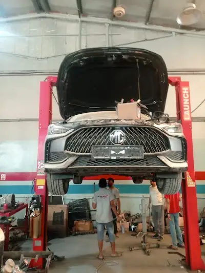 Car technician battery replacement&Car AC gas refill