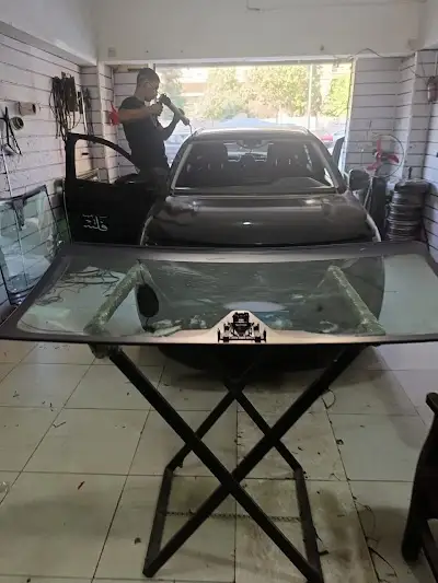 الدكتور أوتو جلاس Autoglass - (تركيب وإصلاح زجاج السيارات (فرع اللبيني المرور