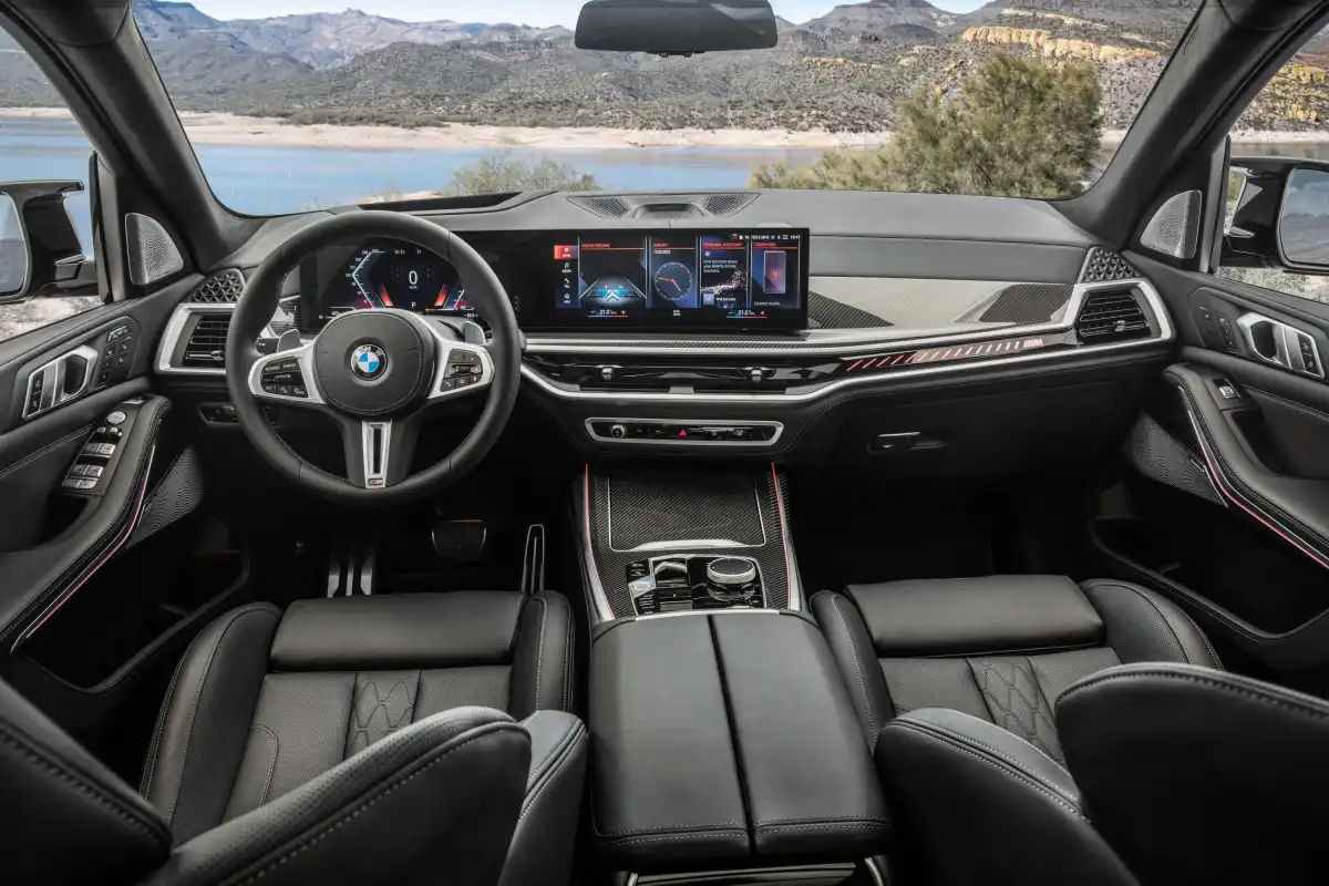 عرض أداء القيادة على الطريق لـ BMW X7 2026 لمشتري عمان