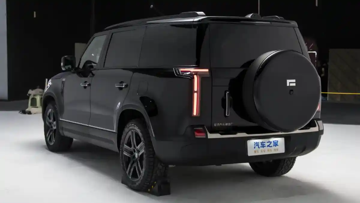 [مكان للصورة: روكس روكس 01 — لافتة عرض المعرض]