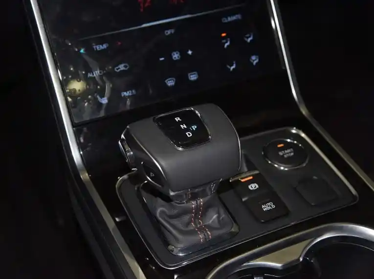 [مكان صورة: هونغقي HS3 — مشهد قيادة ديناميكي في الصحراء]