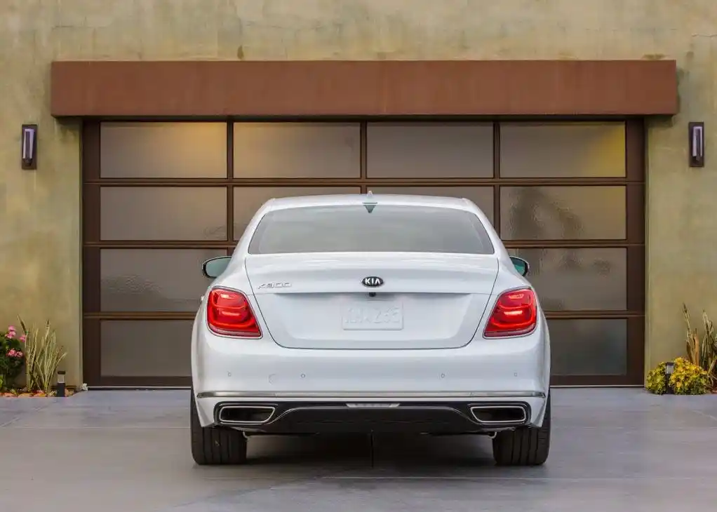 عرض الأداء والديناميكيات القيادة لكيا K900 2026 في الإمارات العربية المتحدة