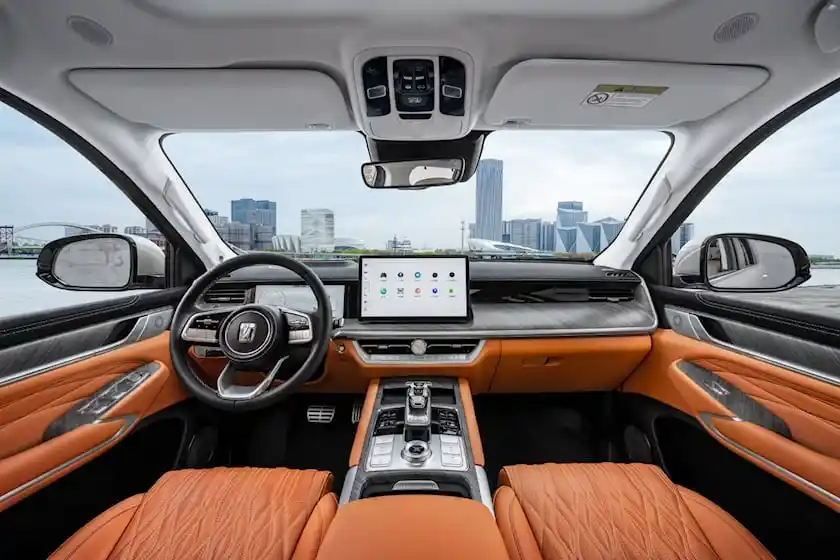 [مكان صورة: مشهد قيادة ديناميكي في الصحراء للسيارة تانك تانك 500]