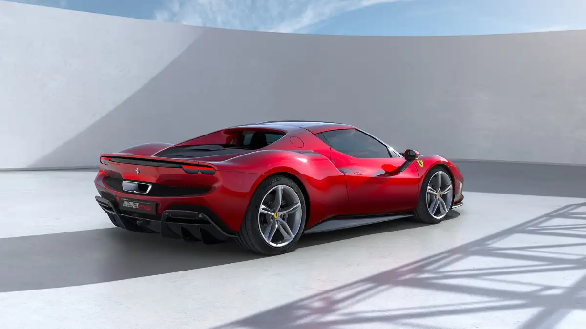 عرض للأداء والديناميكيات القيادة لفيراري 296 GTB 2026 في الإمارات العربية المتحدة