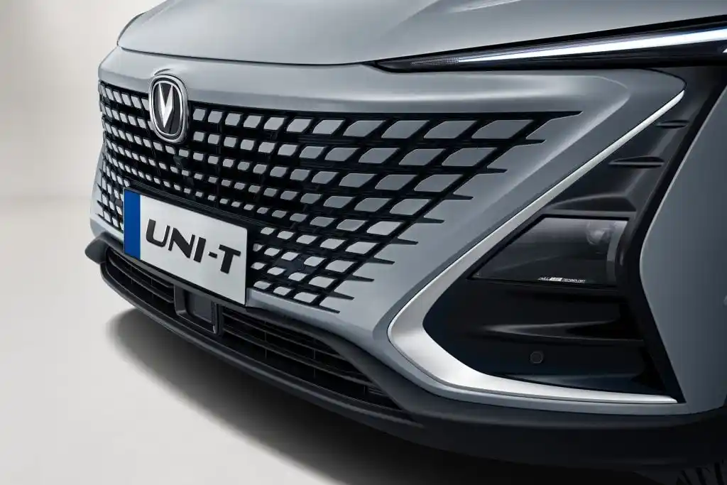 [IMAGE PLACEHOLDER: ChanganUNI-T — SUV Interior Dashboard]
