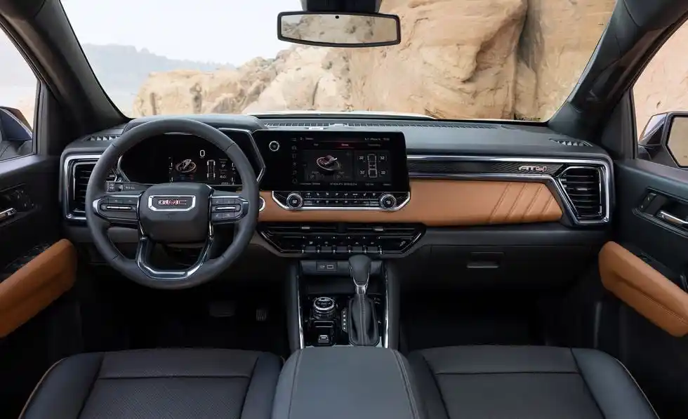 تصميم خارجي لـ GMC Canyon 2026 في الإمارات العربية المتحدة - من زاوية ثلاثة أرباع أمامية