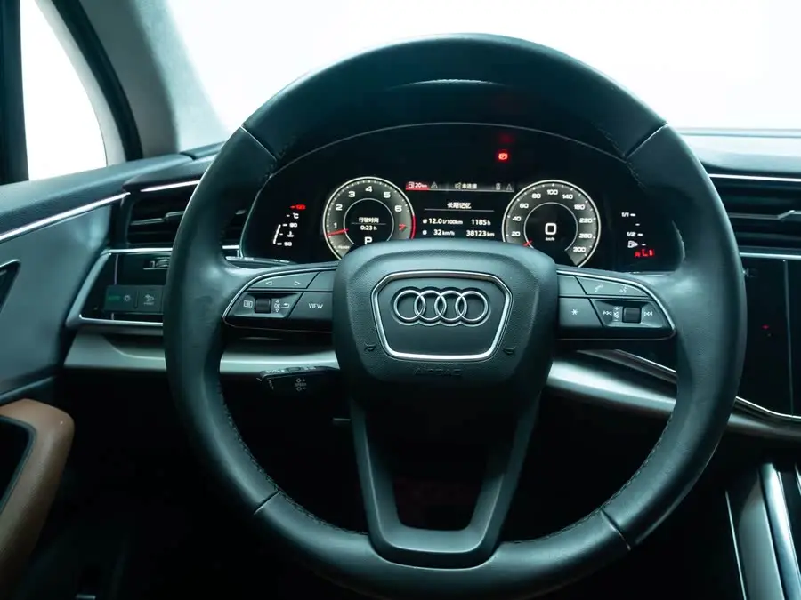 2022 Audi Q7 55 TFSI quattro S line Snow Sport Edition