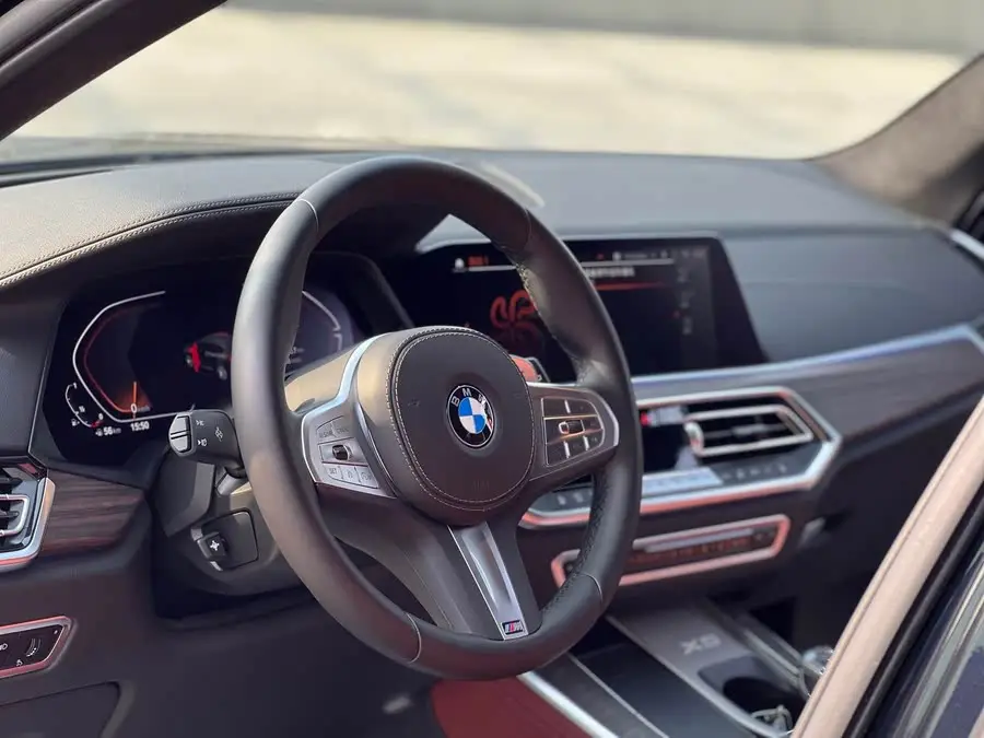 بي إم دبليو X5 2022 طراز معدل xDrive 40Li حزمة رياضية M الفاخرة