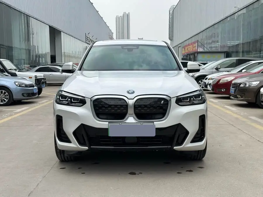 بي إم دبليو iX3 2024 طراز رائد