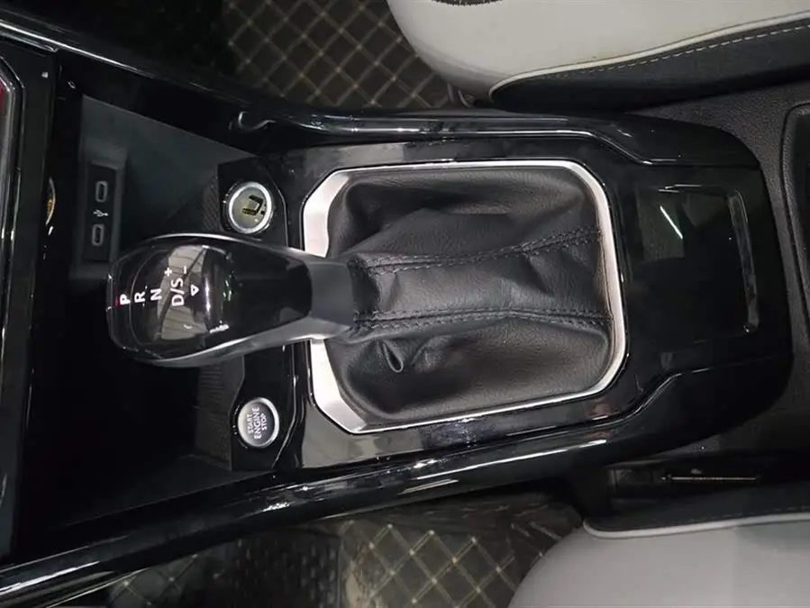 T-ROC 2023 طراز 300 TSI DSG دفع ثنائي نسخة تشينغوانغ