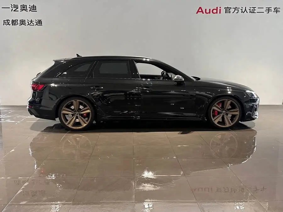 أودي RS 4 2023 RS4 أفانت إصدار الذهب الداكن