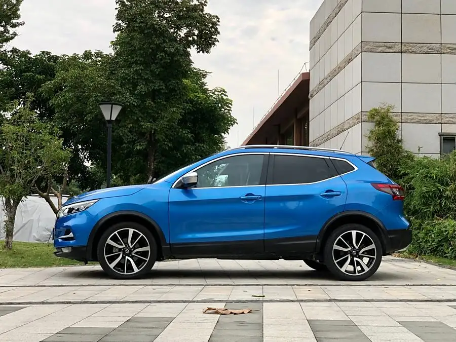 2021 نيسان إكس-تريل 2.0 لتر CVT فئة العلم