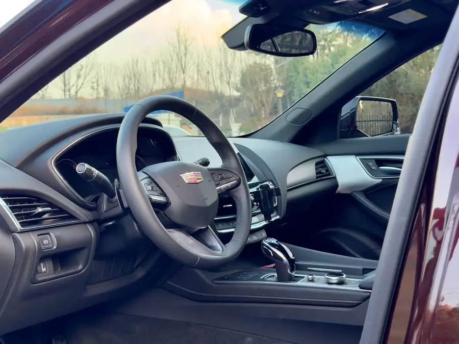 كاديلاك CT5 2020 طراز مُعدل 28T فاخرة