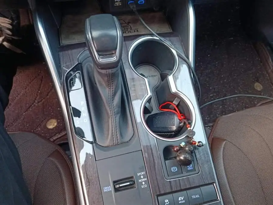 هايلاندر 2022 هايبرد 2.5 لتر دفع أمامي إيليت 7 مقاعد