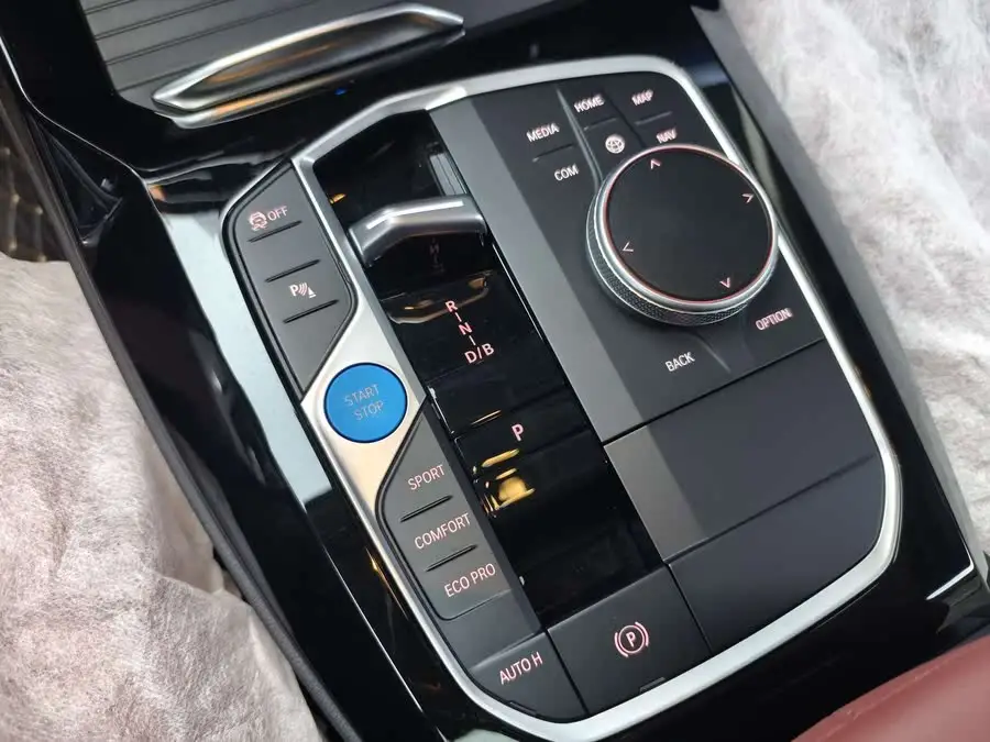 بي إم دبليو iX3 2024 الطراز الرائد