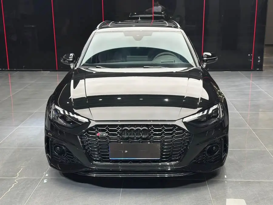 أودي RS 4 2023 RS4 أفانت إصدار بلاك