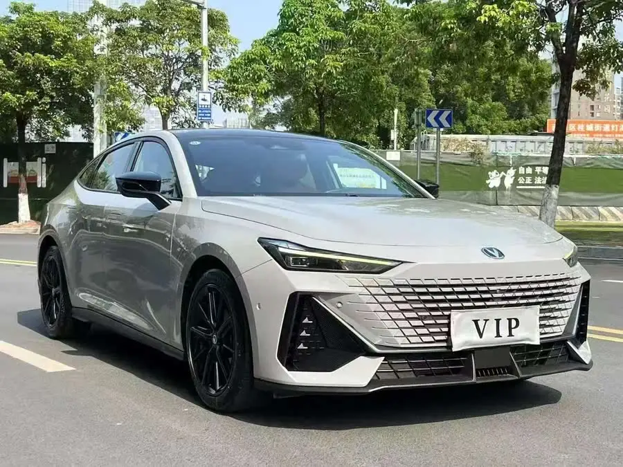 Changan UNI-V 2022 1.5T Smart Navigation Edition