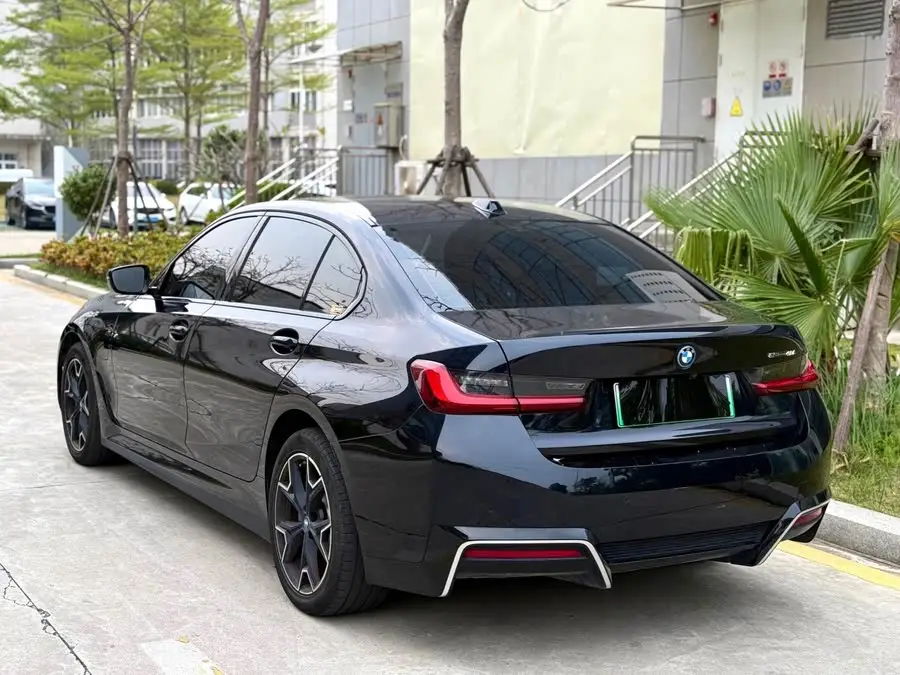 بي إم دبليو i3 2024 eDrive 40 L حزمة رياضية ليلية