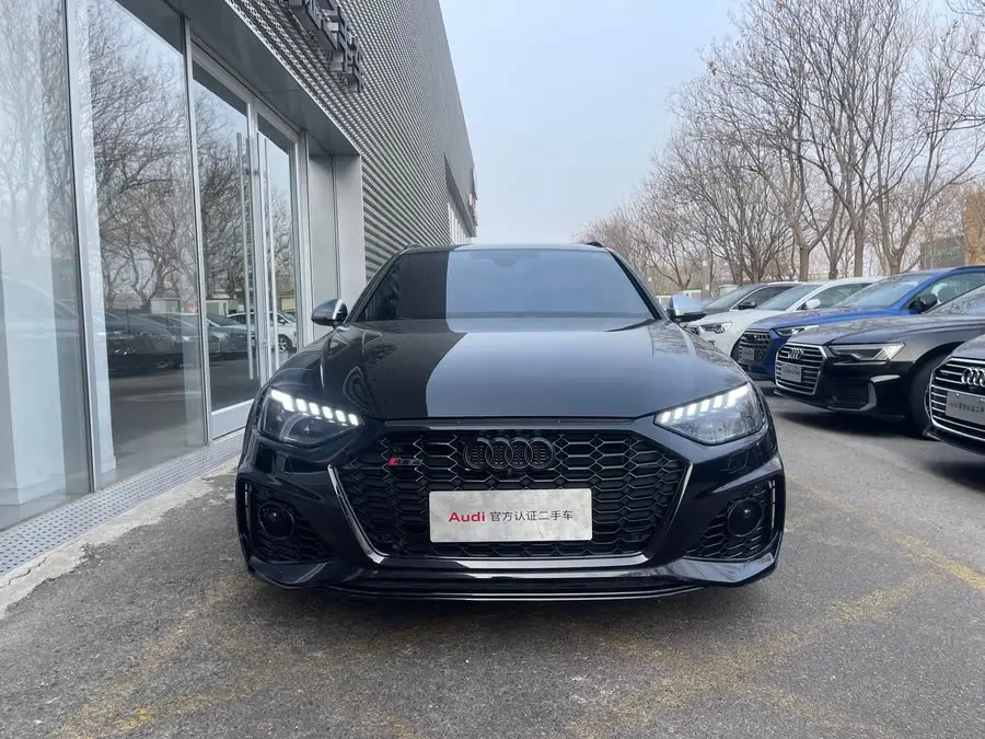 أودي RS 4 2023 RS4 أفانت إصدار أسود