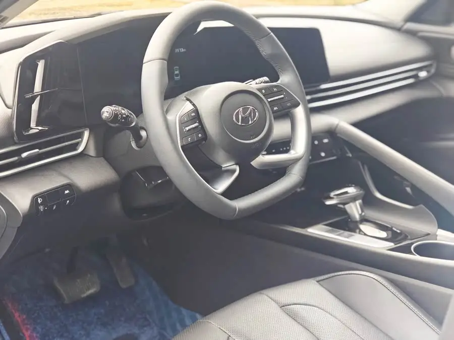 Elantra 2023 1.5L CVT LUX Premium Edition