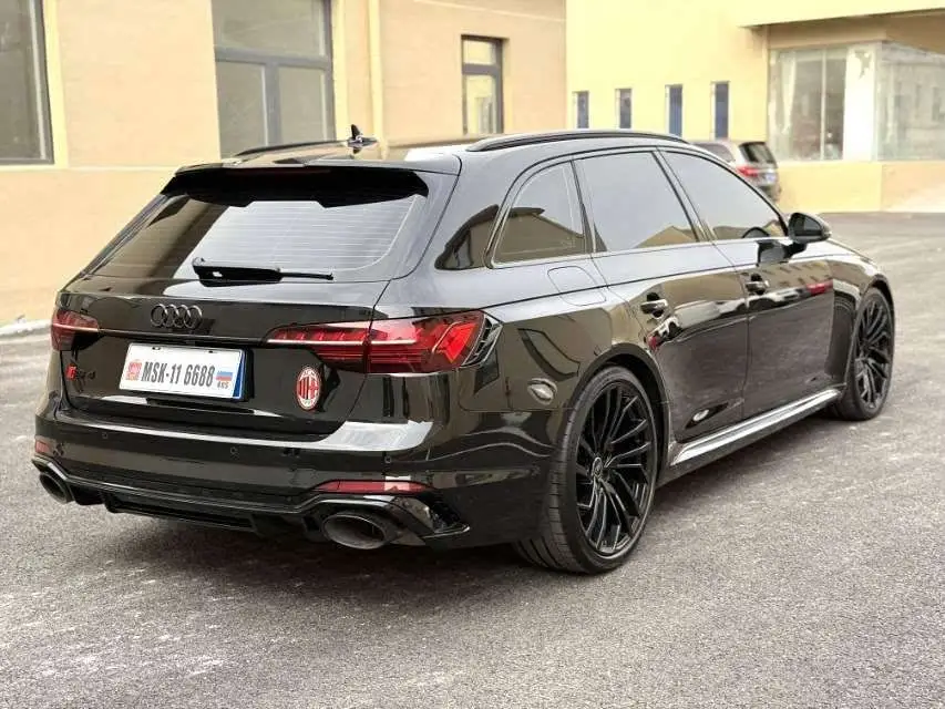 أودي RS 4 2023 RS4 أفانت إصدار الأسود