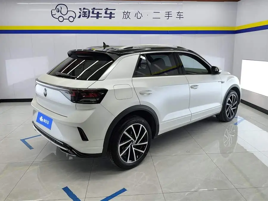 T-ROC 2023 300TSI DSG الدفع الثنائي إصدار ستارلايت