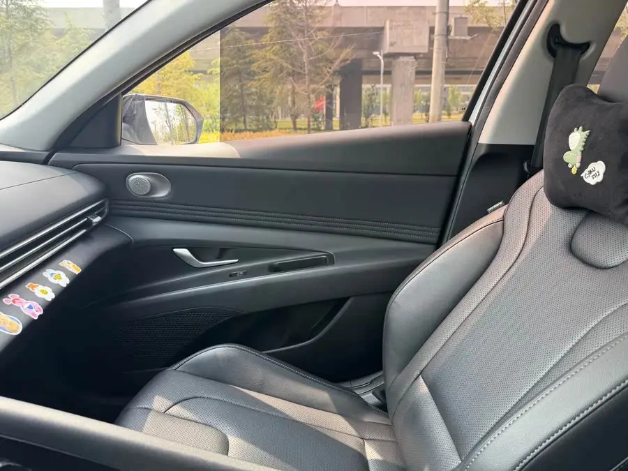 إيلانtra 2022 240TGDi DCT LUX النسخة المتميزة