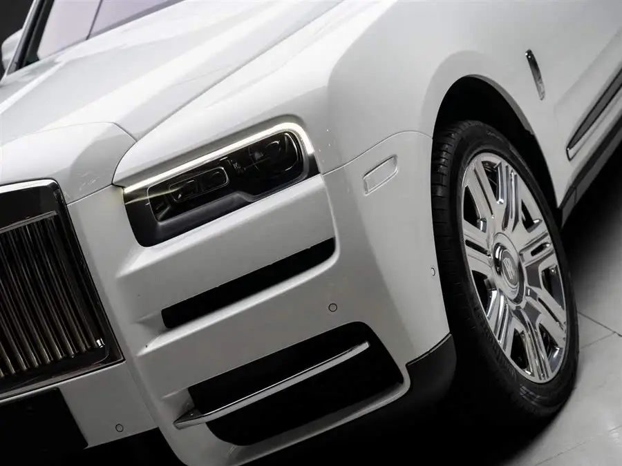 كولينان 2024 طراز بأربعة مقاعد