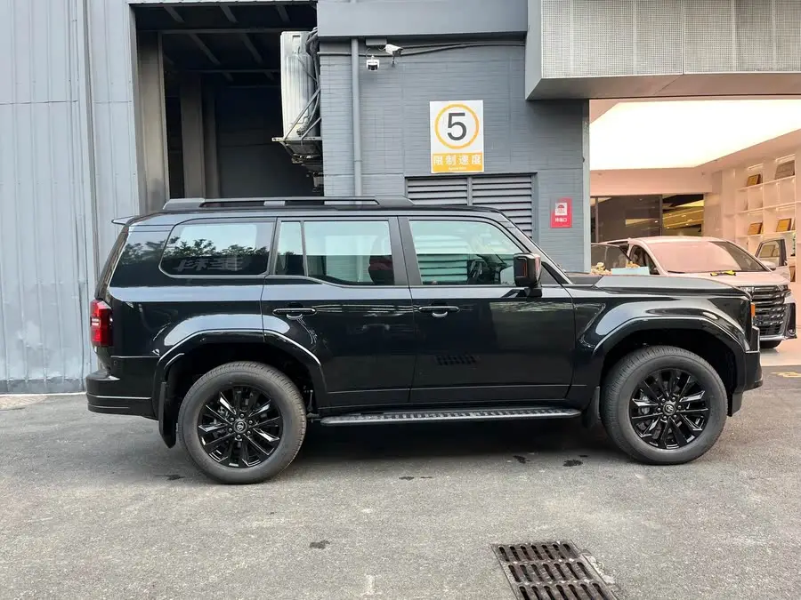 برادو 2025 2.4T إصدار VX الرائد 5 مقاعد