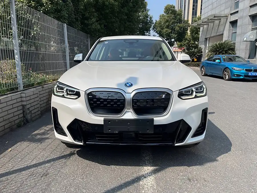 بي إم دبليو iX3 2023 الإصدار الرائد